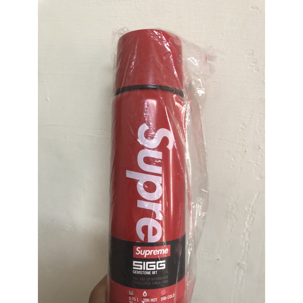 2020Supreme現貨水壺Supreme®/SIGG™ Vacuum Insulated 0.75L Bottle | 蝦皮購物