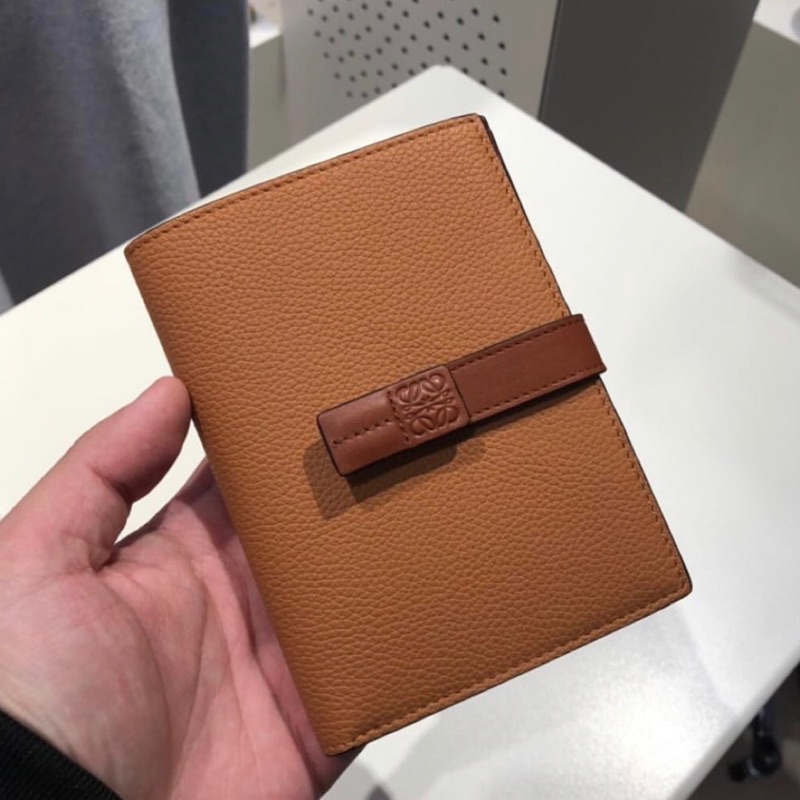 Loewe 中 discount 夾 開 箱